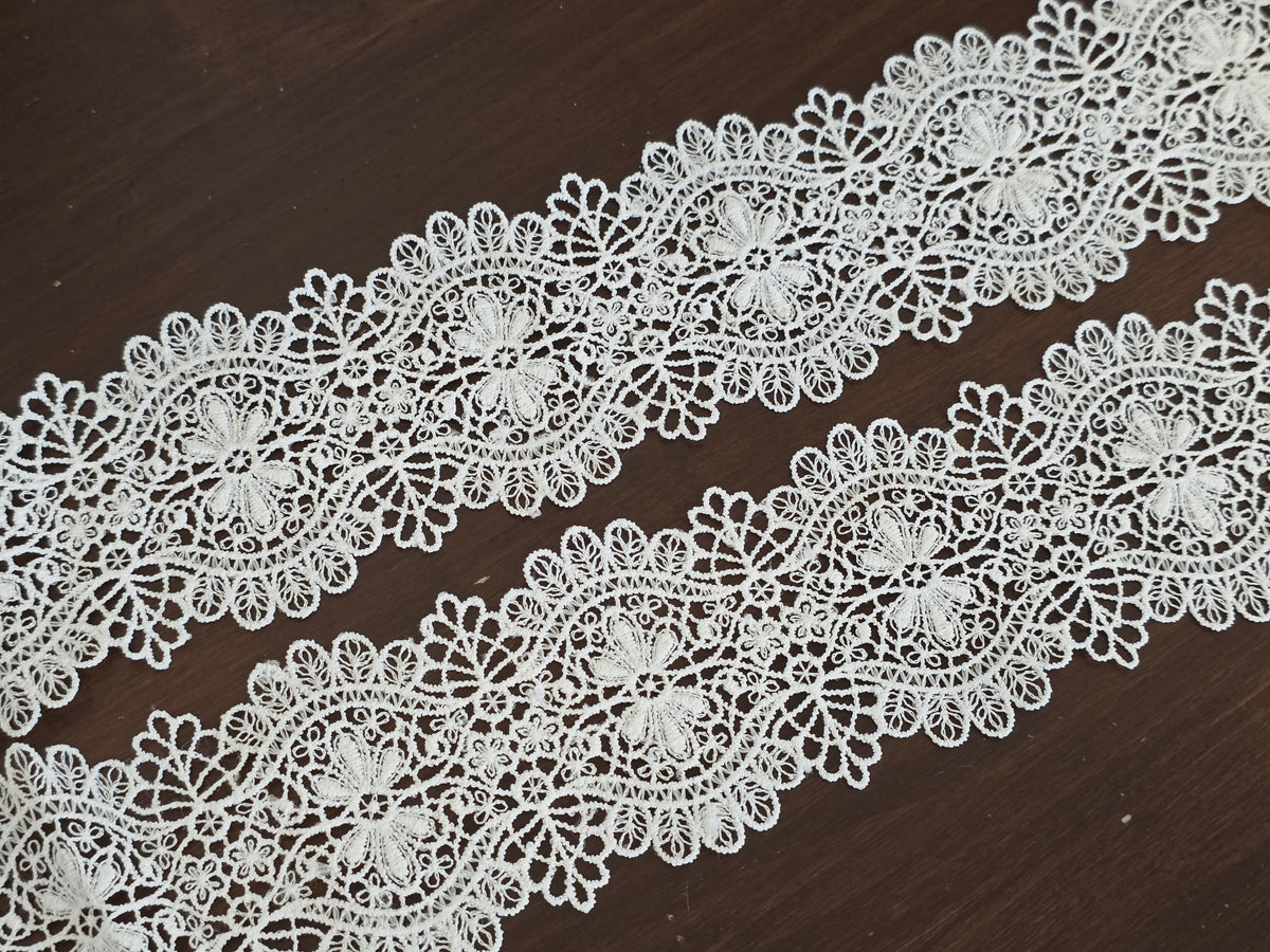 Galon dentelle guipure ivoire clair 6 cm – motif floral fin festonné – dentelle mariée au mètre