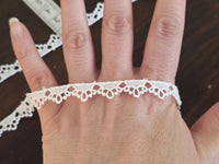 Galon de dentelle ivoire clair fine à motifs floraux – Dentelle délicate pour couture et lingerie – Largeur 1 cm – Vente au mètre · vue 3