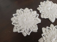Lot de 3 fleurs ivoire en dentelle fil argenté · vue 3