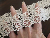 Galon dentelle fleurs marguerite blanc ou ivoire – 4 cm – dentelle florale ajourée couture – vendu au mètre · vue 2