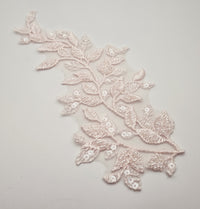 Motif feuilles brodé rose clair perles et sequins pour robe de mariée · vue 3