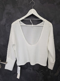 Pull pour mariée ivoire , dos décolleté , détail dentelle bras · vue 3