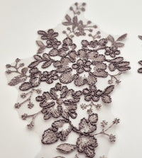 Motif dentelle taupe foncé fleurs et feuilles pour robe cocktail · vue 2