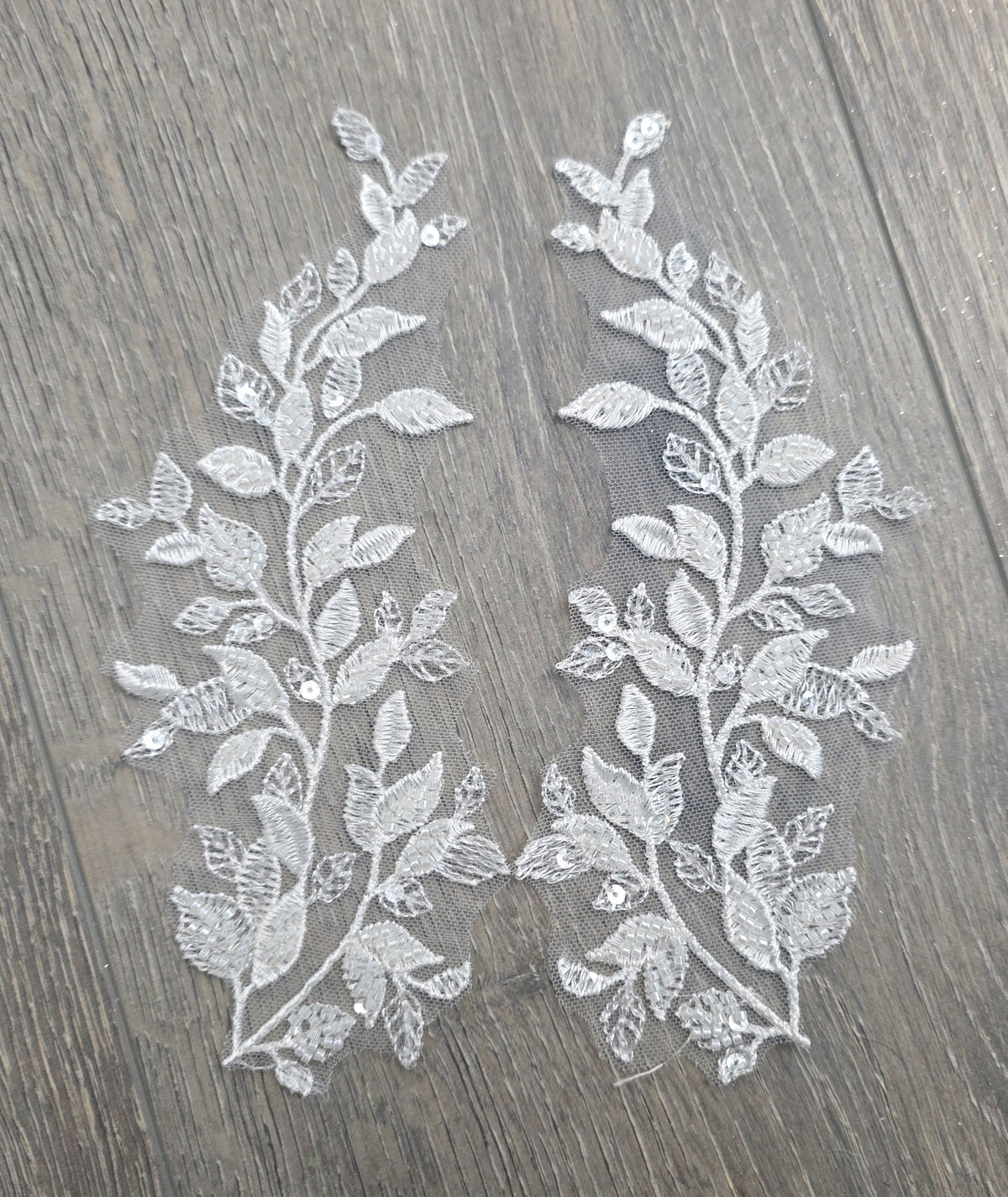 Applique dentelle ivoire perlée – motif feuilles brodées miroir 21 cm
