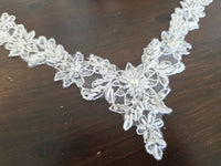 Motif encolure V blanc perles et strass pour robe de mariée · vue 2