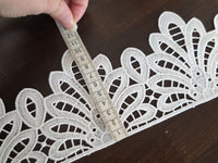 Dentelle brodée blanche – Largeur 10 cm – Motif éventail ajouré (vendue au mètre) · vue 2