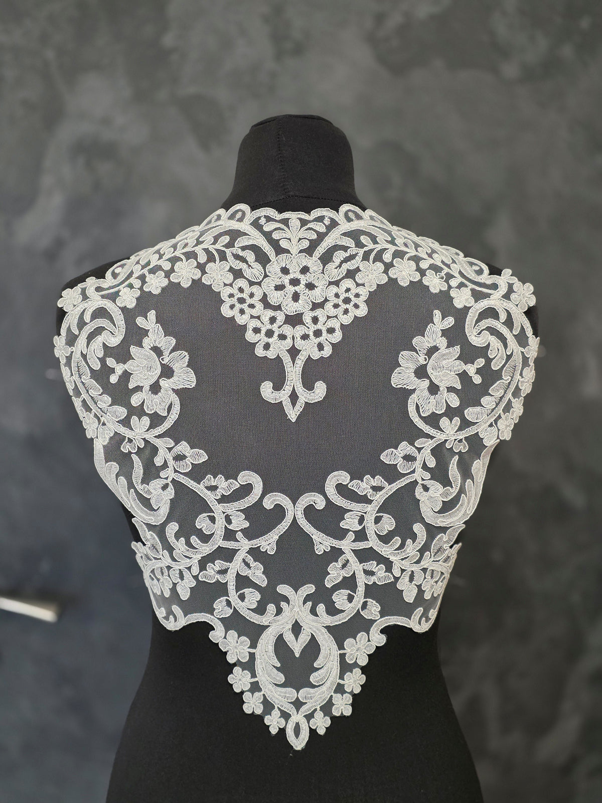 Motif pour dos en dentelle ivoire sur tulle