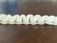 Galon couture ivoire plissé et perlé – 2 cm – finition relief raffinée pour robe de mariée – · vue 2