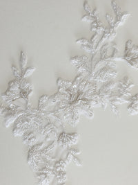 Grand motif blanc fil argenté à coudre robe mariée · vue 2