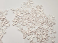 Motif dentelle ivoire nacré fleurs et feuilles pour robe de mariée · vue 2