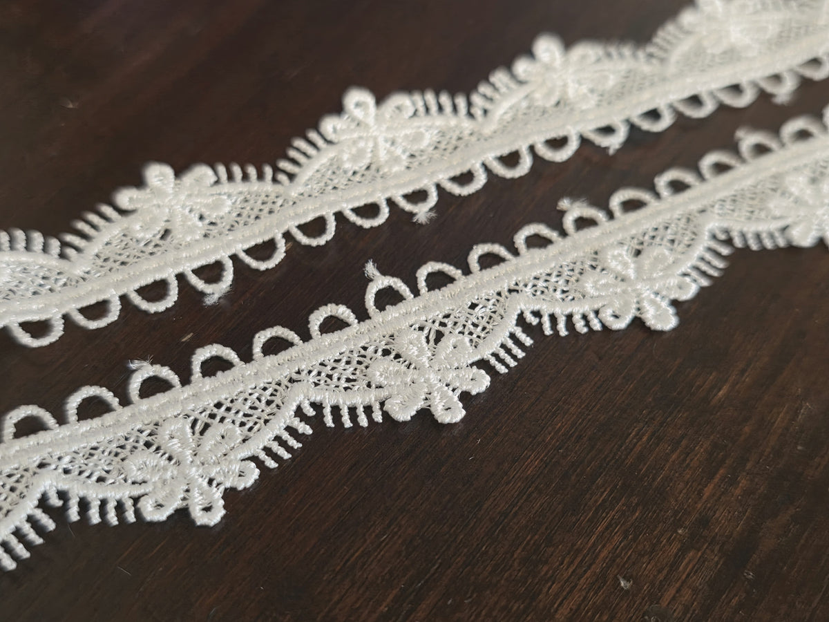 Galon dentelle ivoire clair à fleurs – 2 cm – Vendu par 10 cm