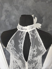 Top mariée blousant en dentelle française de Calais – Col montant – Dos ouvert boutonné · vue 4