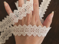 Galon dentelle motif croisé géométrique – Ivoire clair – 3 cm env. – Vendu par 10 cm · vue 3