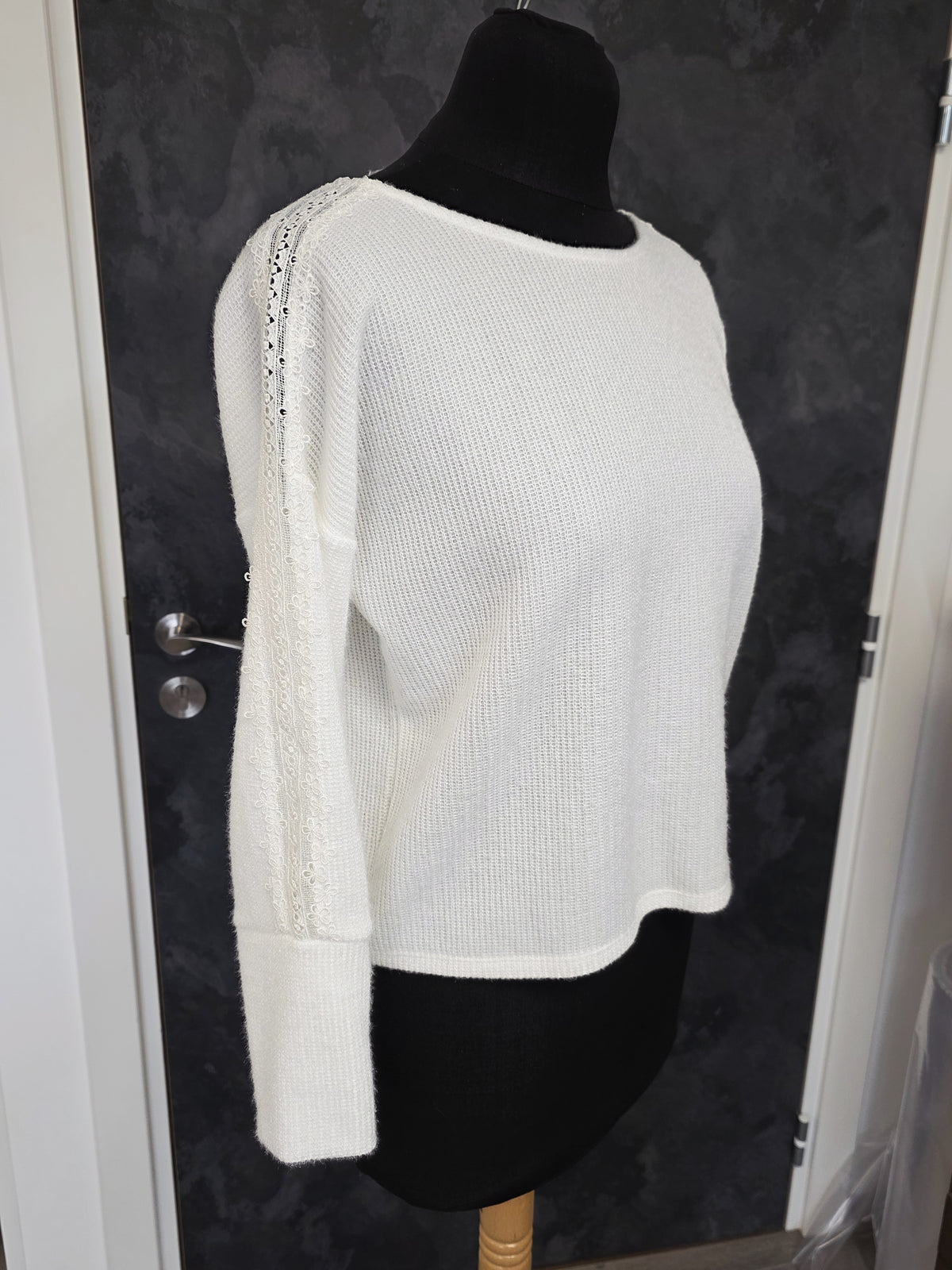 Pull pour mariée ivoire , dos décolleté , détail dentelle bras