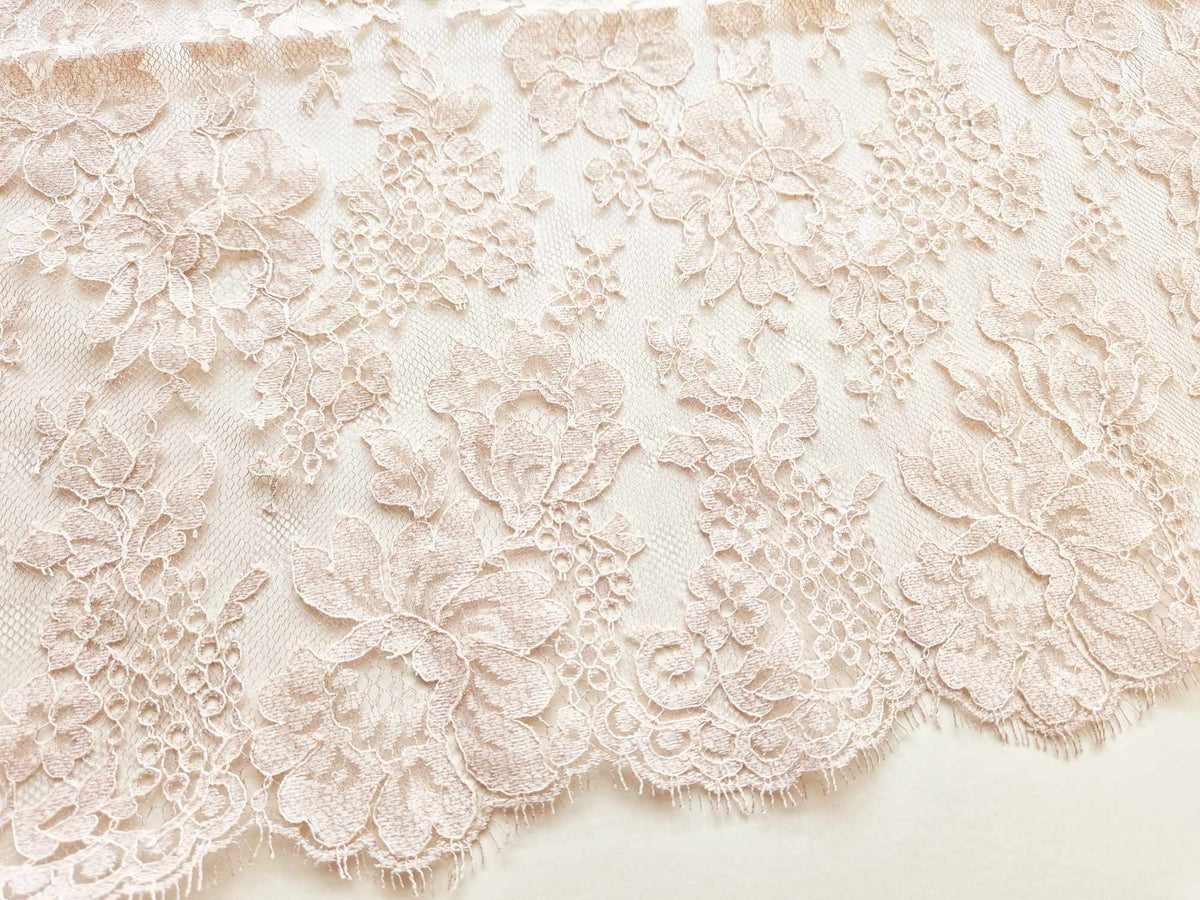 Dentelle nude rosé brodé sur tulle