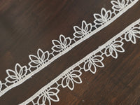 Galon Dentelle Guipure Ivoire Clair Motif Pétales de Lotus — Largeur 2,5 cm | Vendu par 10 cm · vue 2