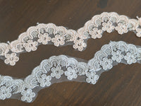 Galon dentelle fleurs sur tulle – rose ou gris – largeur env 3 cm – finition délicate – vendu au mètre · vue 2