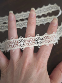 Galon dentelle ivoire bohème à sequins – 1,5 cm – Motif rosaces – robe mariée champêtre – vendu au mètre · vue 2