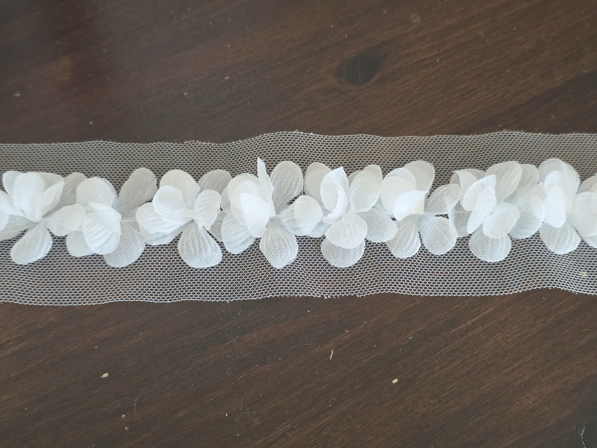 Galon dentelle fleurs 3D ivoire clair sur tulle – 7 cm – dentelle florale relief mariage couture –