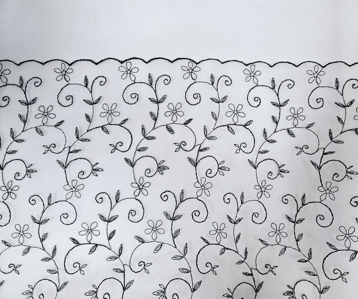 Coupon d'organza ivoire brodé noir Laize 130