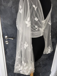 Top mariée tulle drapé brodé ivoire – Manches longues fluides – Dos V boutonné – Taille 44 · vue 7