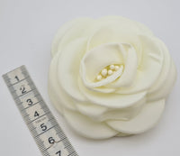 Broche camelia ivoire crème ou blanc · vue 2