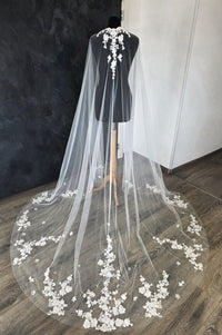 Cape de Mariée en Tulle Ivoire Clair – Dentelle Florale Brillante – Effet Traîne Élégant – Cape pour Robe de Mariée · vue 2