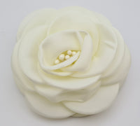 Broche camelia ivoire crème ou blanc · vue 3