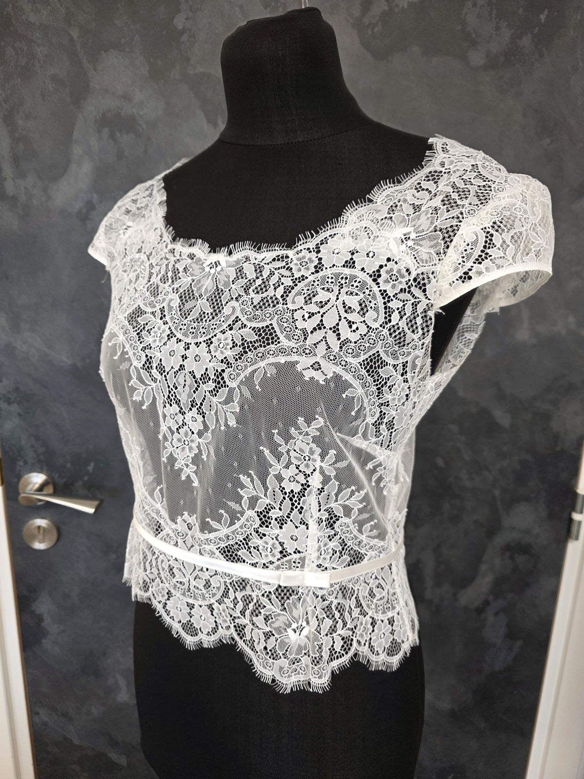 Top mariée dentelle ivoire clair – Manches courtes – Dos boutonné – Taille 36