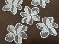 Lot de 5 fleurs dentelle ivoire clair 5 cm à coudre – appliqués brodés pour robe de mariée · vue 2