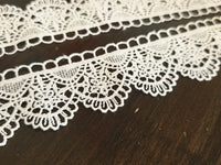 Galon Dentelle Guipure Ivoire Clair Motif Demi-Cercles Festonnés création mariée Vendu par 10 cm · vue 4