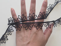 Galon Dentelle Guipure Noir Motif Pétales de Lotus — Largeur 2,5 cm | Vendu par 10 cm · vue 4
