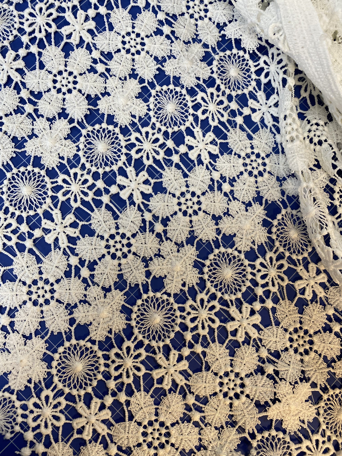 Dentelle guipure motif fleurs mandala ANGIOLA