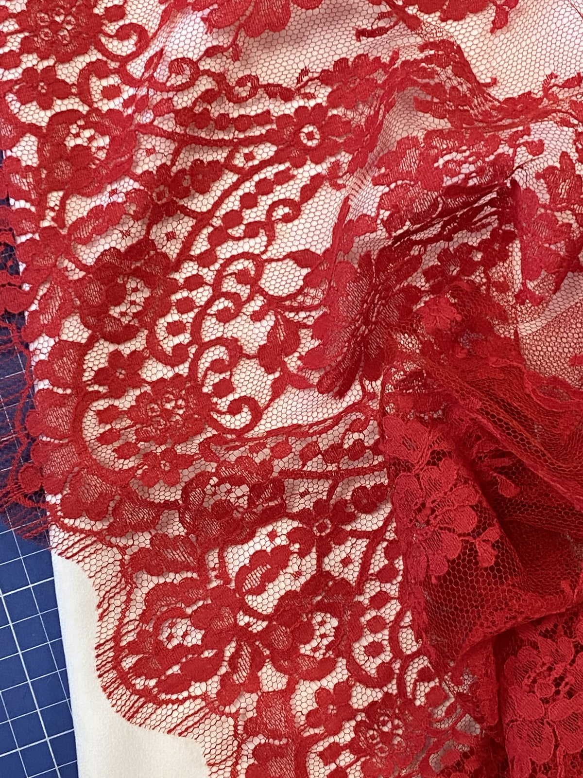 Dentelle de Calais Caudry rouge ou noir