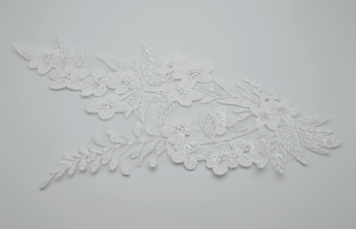 Motif ivoire clair dentelle avec perles et sequins