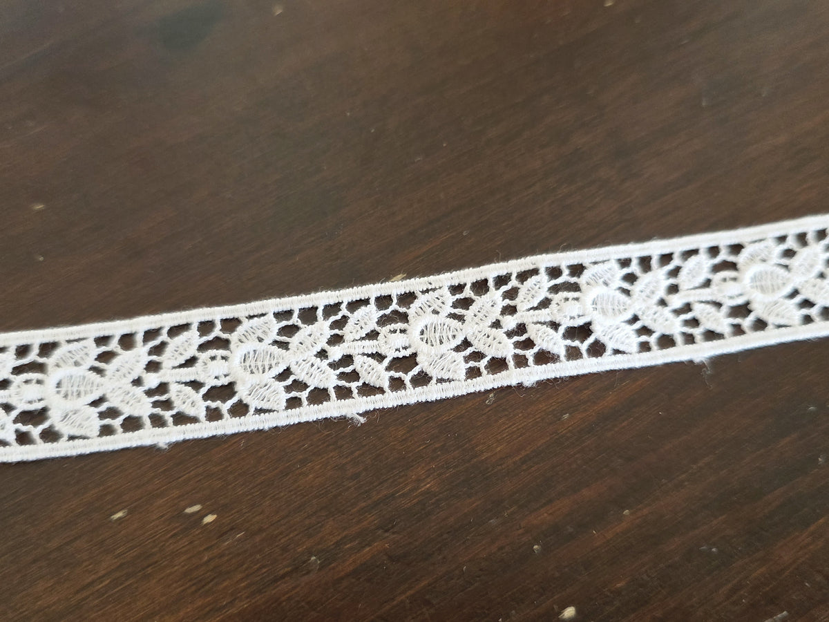 Petit galon de guipure motifs feuilles champêtre blanc