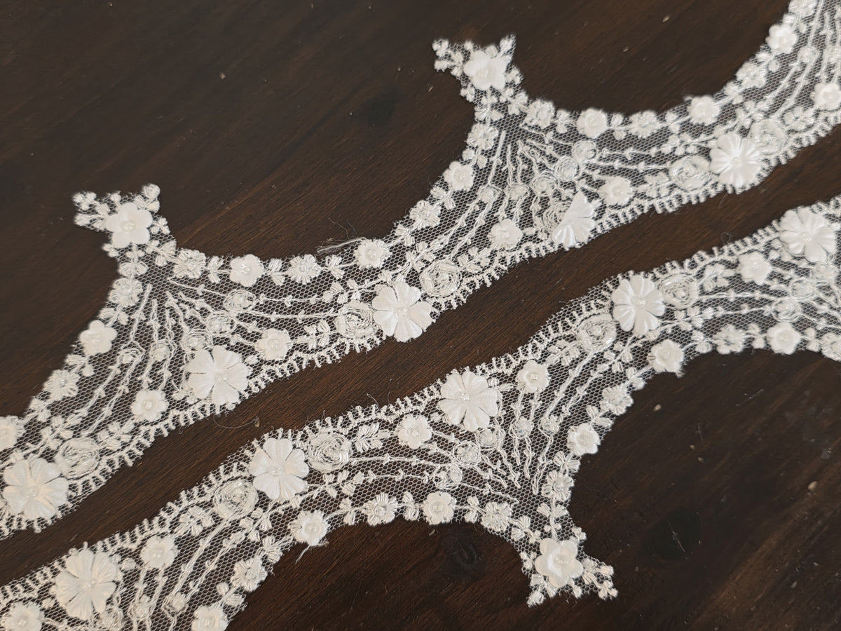 Galon ivoire fleurs 3D relief , perles
