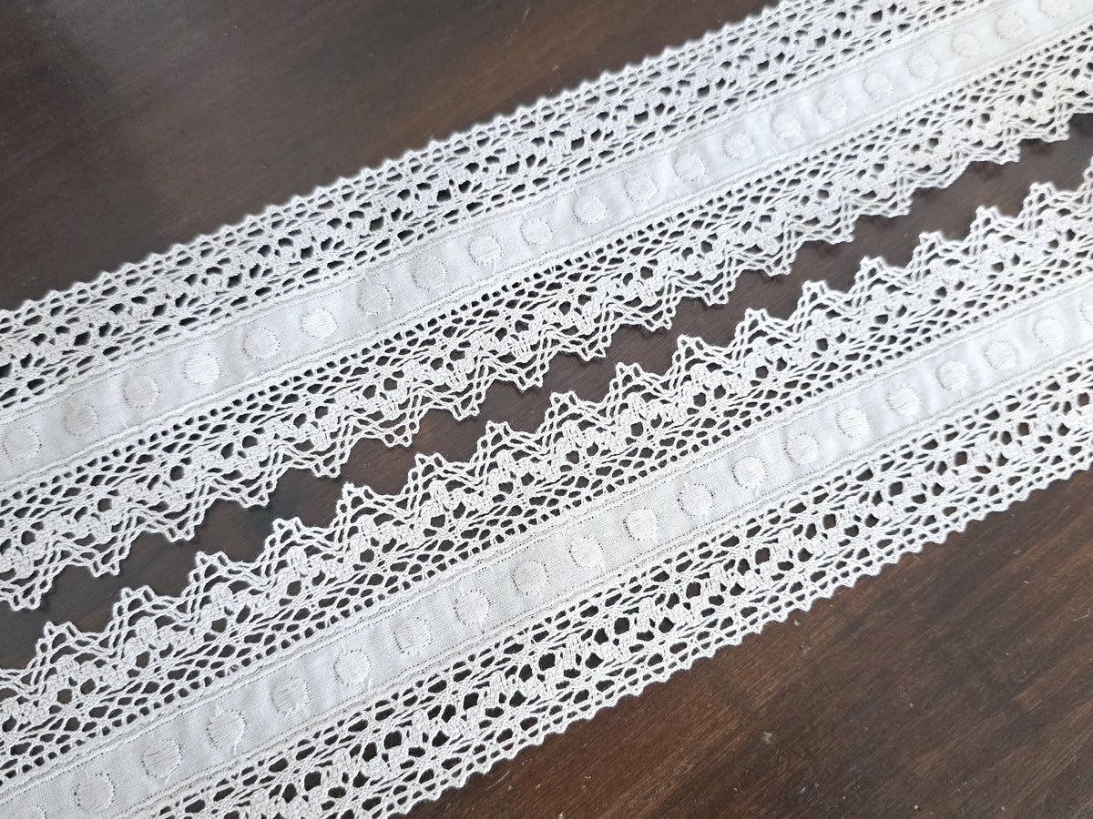 Galon dentelle coton gris clair avec bande brodée – 6 cm – dentelle bohème vintage – vendu au mètre