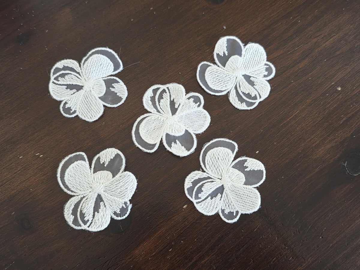 Lot de 5 fleurs dentelle ivoire clair 5 cm à coudre – appliqués brodés effet relief pour robe de mariée