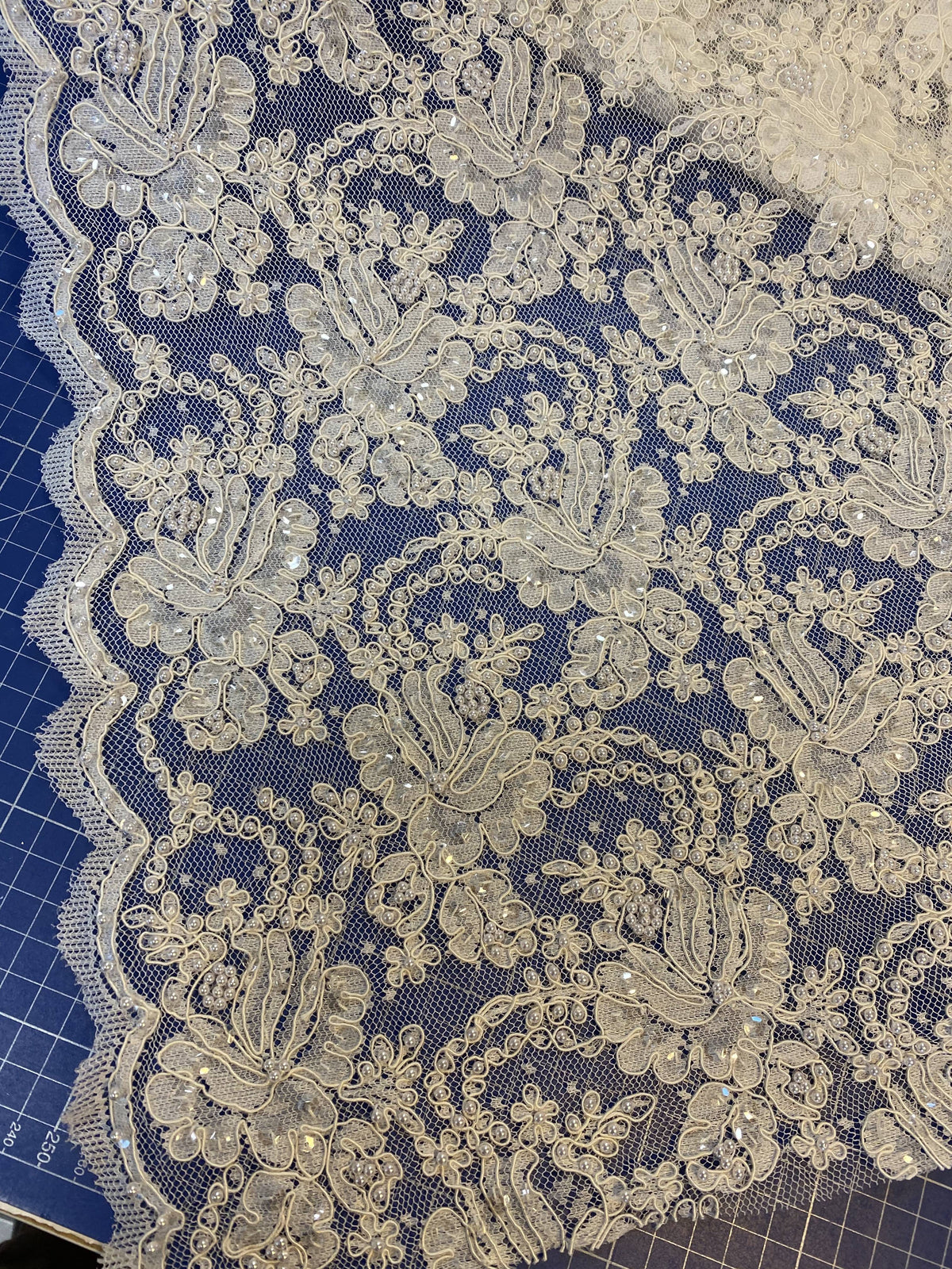 Dentelle rebrodée et perlée pour robe de mariée