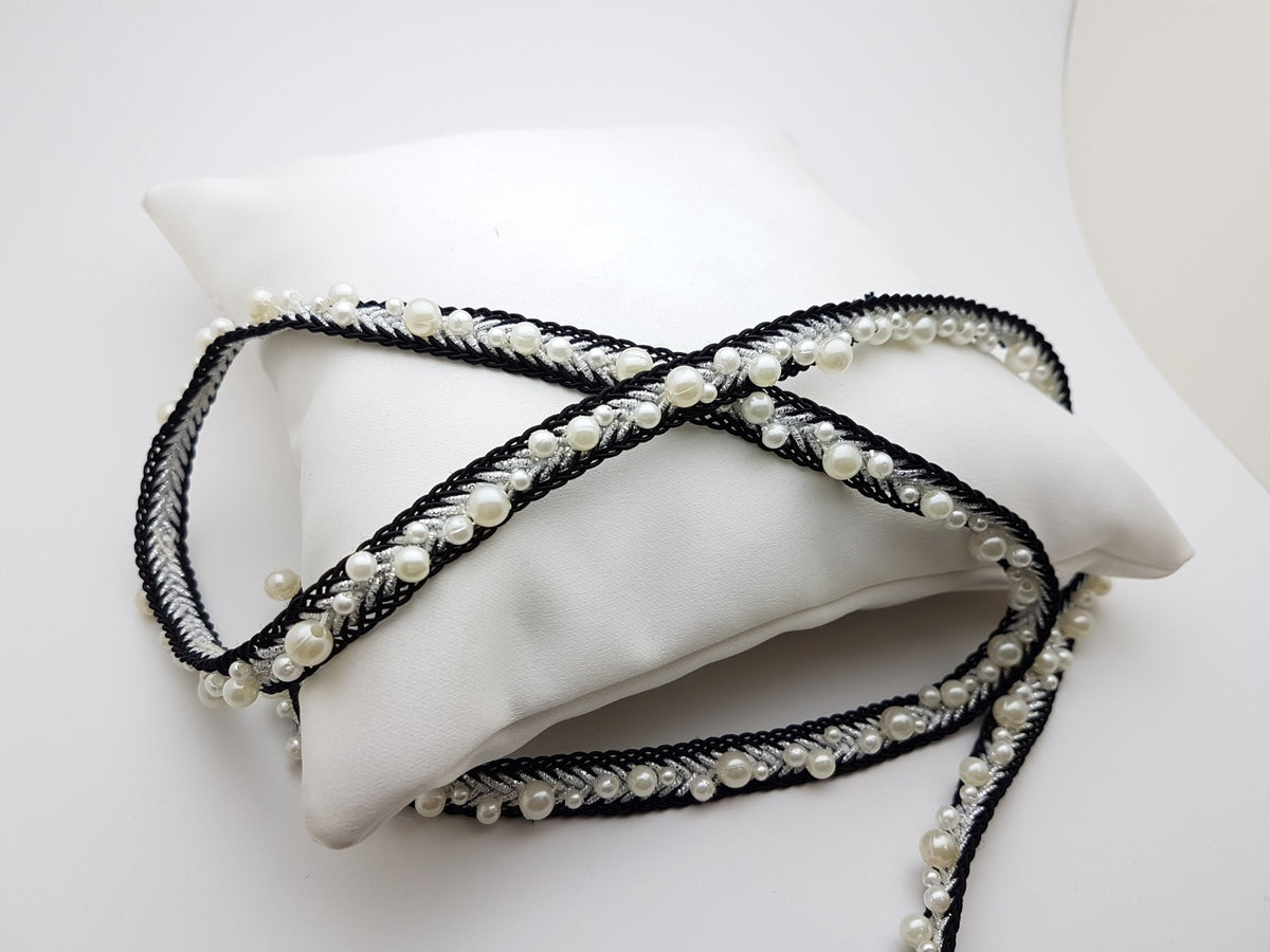 Galon à coudre noir et perles nacrées style Chanel