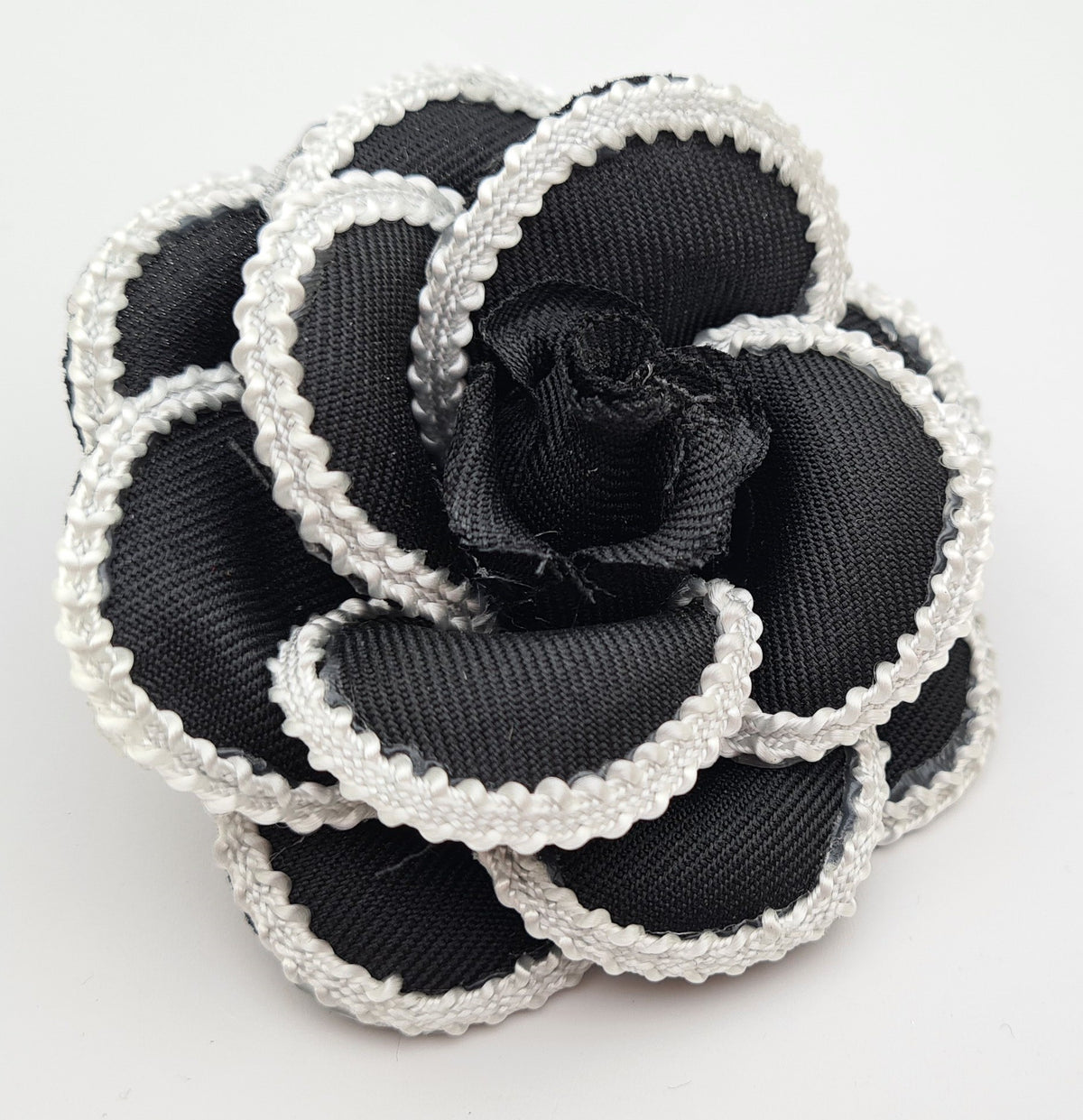Broche fleur noire