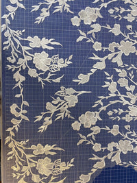 Dentelle pour robe de mariée, tulle brodé branches et fleurs · vue 2