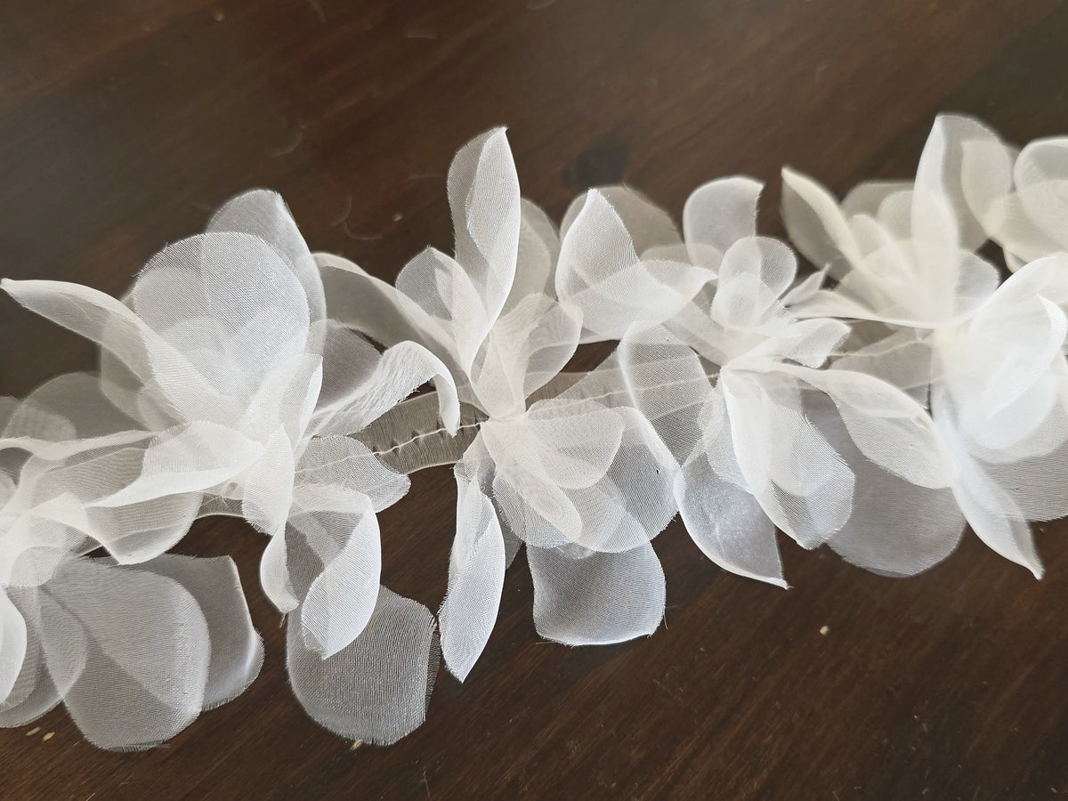 Galon de fleurs en organza 3D ivoire clair