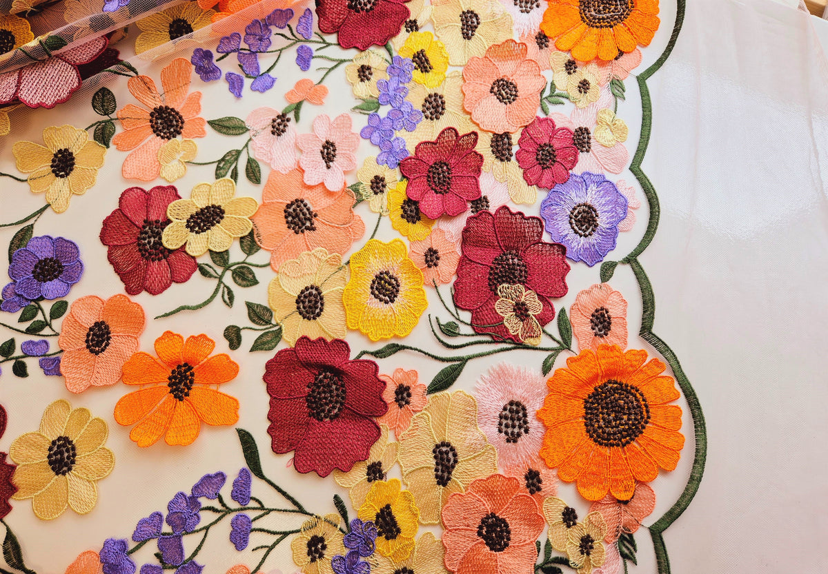 Tulle brodé fleuris 3D coloré 935777