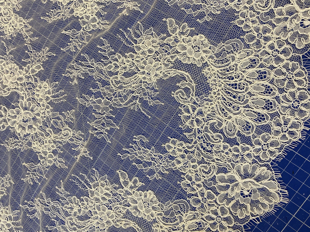 Dentelle rebordée pour robe de mariée, ivoire