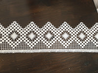 Galon Brodé Style Guipure – Motif Fleurs & Quadrillage | Ivoire | Largeur 10 cm · vue 4