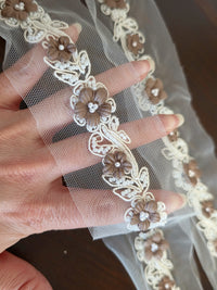 Galon dentelle fleurs brun chocolat et perles sur tulle ivoire – 7,5 cm – dentelle florale relief mariage – vendu par 10 cm · vue 3