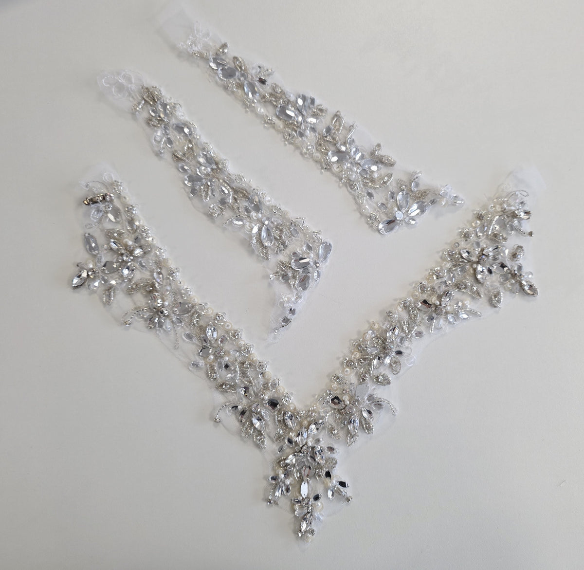 Set motif encolure V et 2 motifs strass et perles robe cocktail mariée