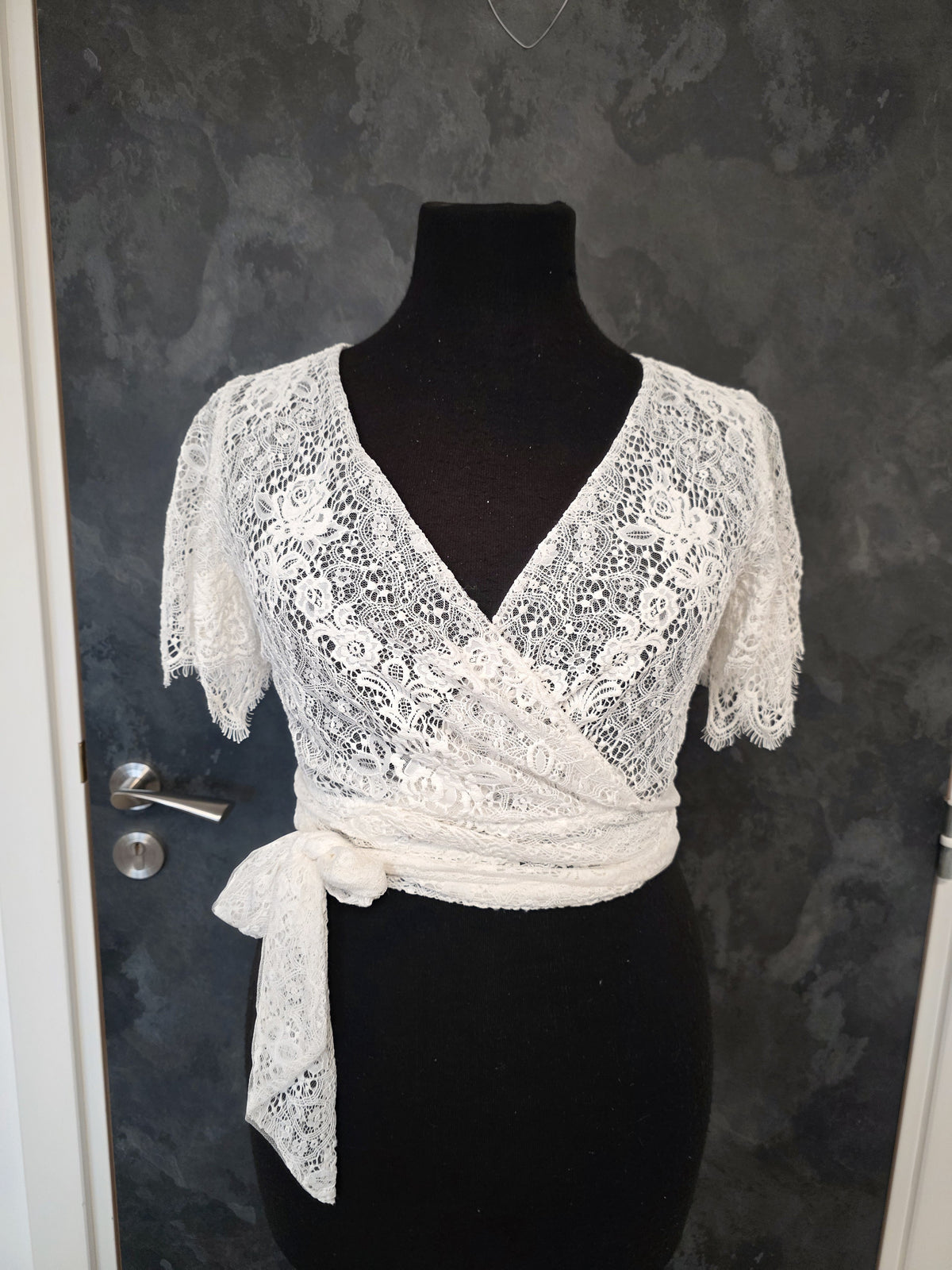 Top en dentelle cache coeur , petites manches taille 44